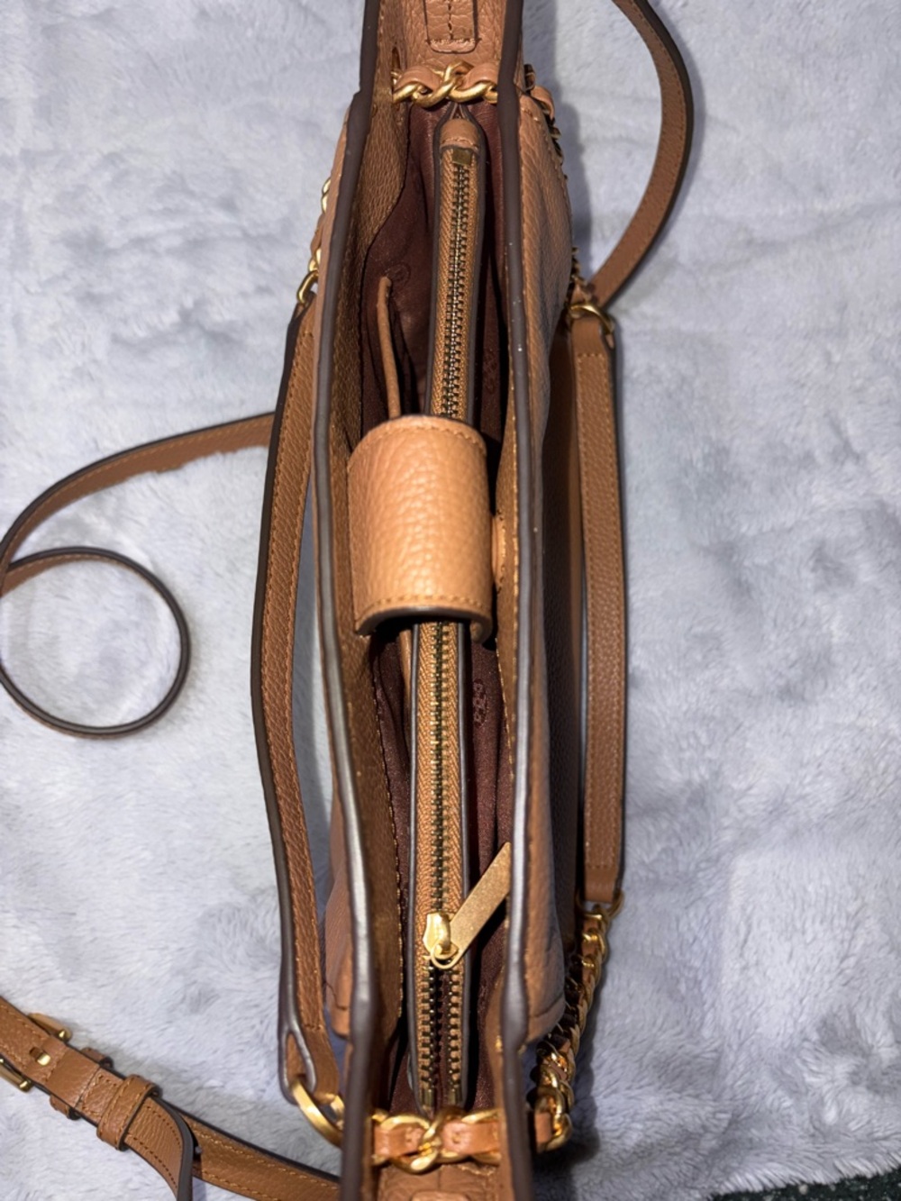 Tory Burch Brown Pebbled Leather Shoulder Bag with Gold Logo - Picture 10 of 15
